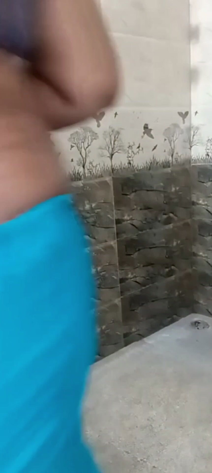 YourSexyWife: Bhabhi Ne Badezimmer Me Kholi Choli