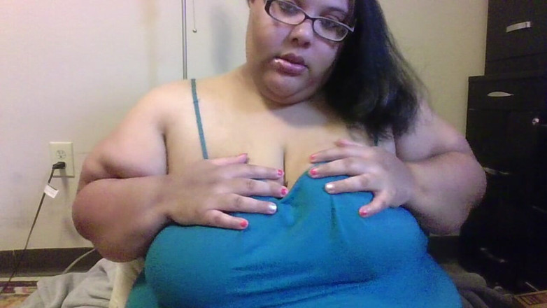 Jessica pigslut: 胖荡妇喜欢玩她的奶子！