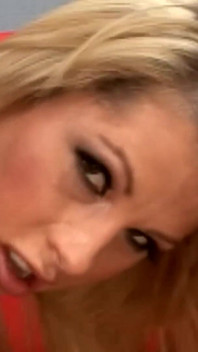 Haley Cummings heeft een rugtatoeage om naar te kijken terwijl ze rijdt als cowgirl.