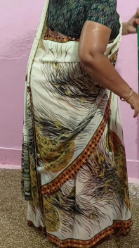 Ma Belle-mère Nettoie Le Sol Avec Une Serpillère, Alors J’ai Maintenu Le Sari Vers Le Haut Pour Qu’il Ne Tombe Pas Sur Le Sol.