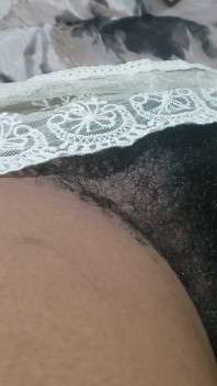 処女がピンクの膣をクローズアップで見せて、全てを見ようと広がる