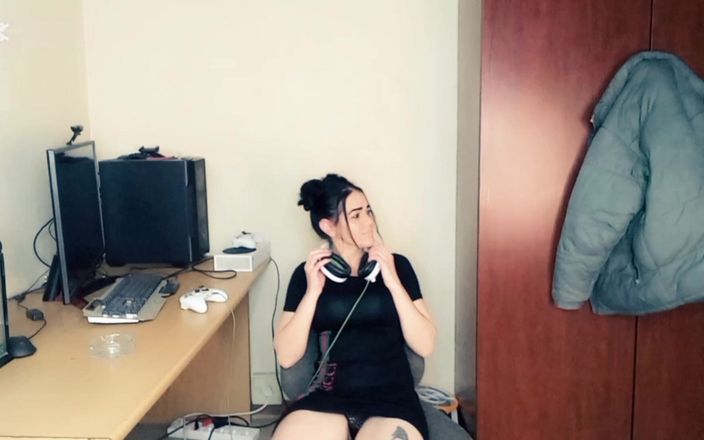 Mysticbabe8: Guy Fucks Girl Playing Xbox