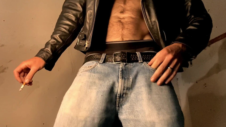 Christian Wilde: Christian Wilde fumând și vă ține în garajul lui