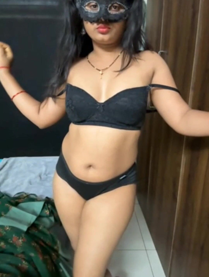 TeluguCouple901: Telugu Girl Stripping in Green Saree