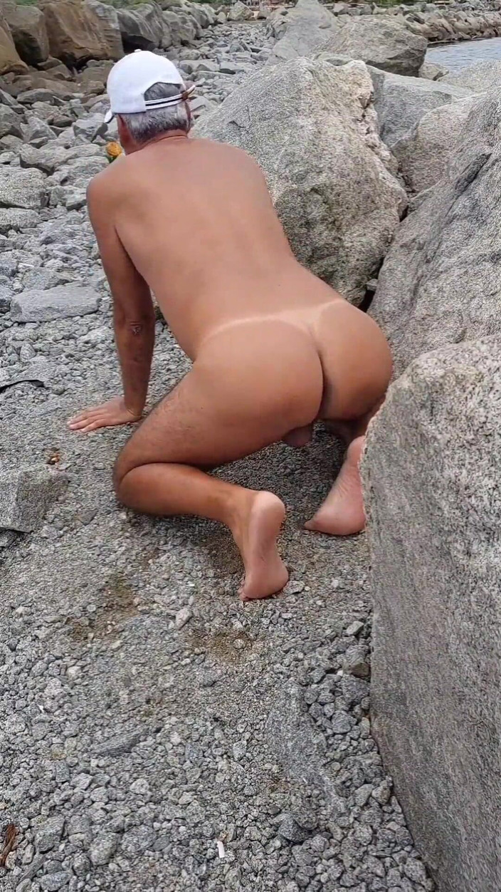 Ladysilvas: Обнаженная Ladysilva на скалах показывает свою загорелую задницу с сексуальным Mark