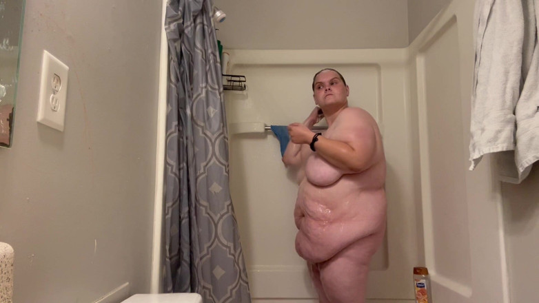 Fat Goddes: Dikke teef neemt stomende hete douche en speelt met zichzelf