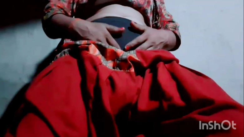 TricolorMusic3: अपने स्तनों को अपने कपड़ों पर दबाते हुए वह धीरे-धीरे बहुत उत्साहित हो रही है और अपने शरीर से सारे कपड़े निकाल रही है