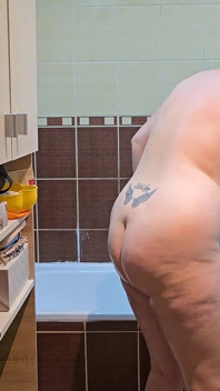 Samen Douchen Verandert in Hete Seks En Eindigt Met Het Poesje Van De Vrouw Gevuld Met Sperma