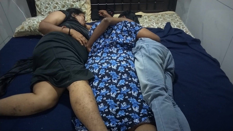 Tamil lesbian: Тамільські друзі мають груповий секс