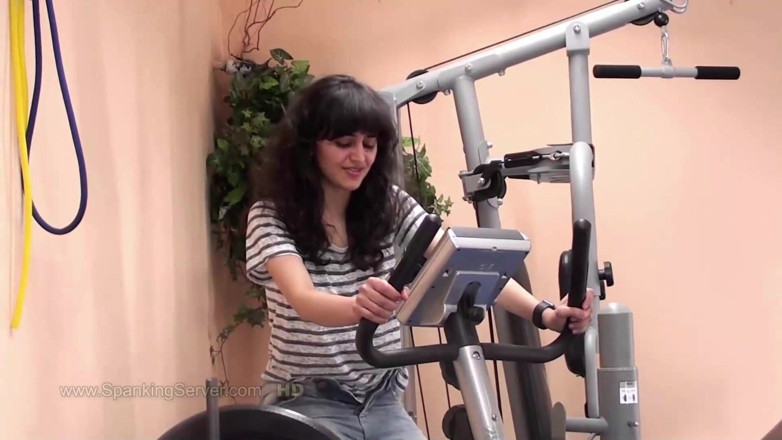 Spanking Server: Yoga Yasmeena göt kırbaçlama
