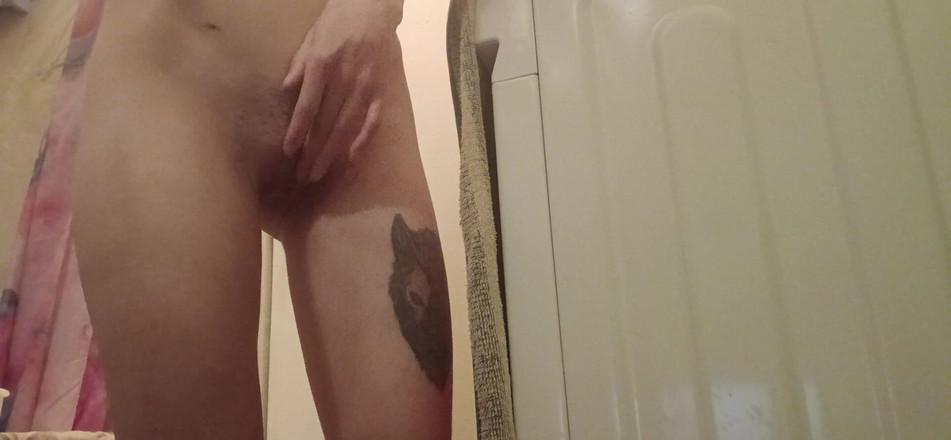 Lesbian-illusion: 洗濯をする代わりに、洗濯機の近くで自慰行為を始めました