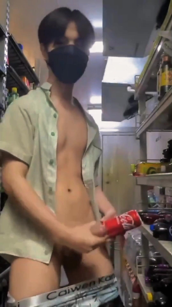 Louswee: मिनी मार्केट में आधी रात का प्रलोभन