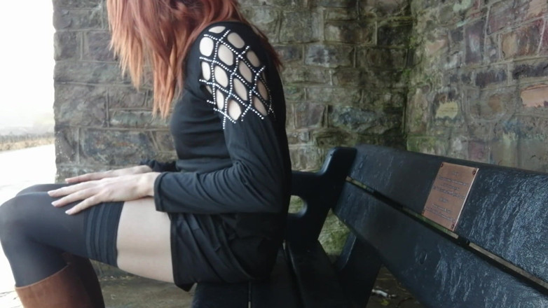 The Midnight Minx: Détente sur un banc