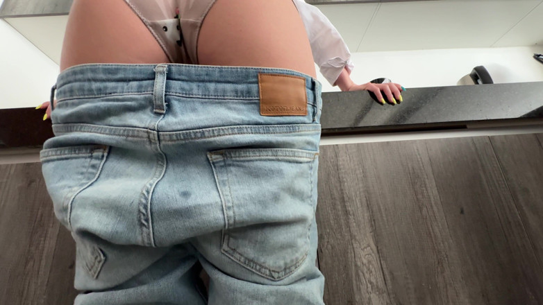 Mrs Peachesxx: Tiny Man fastnade tyst på min jätte röv och får...