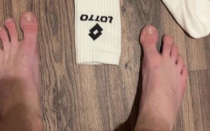 Johnny69227: 足、靴下、そして私のペニス
