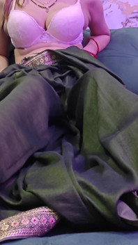Sonia Bhabhi se masturbează până când ejaculează pe vibrator