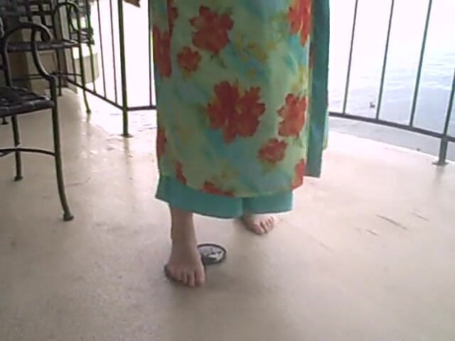 BBW nurse Vicki adventures with friends: 2 BBW écrasent l'une avec les pieds nus l'autre
