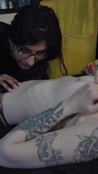 Tattooed Babe Gets Her Belly Button Cleaned up