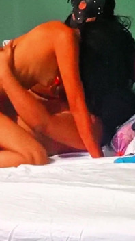 Mengongkek adik tiri saya semasa saya melancap ibu tiri matang saya