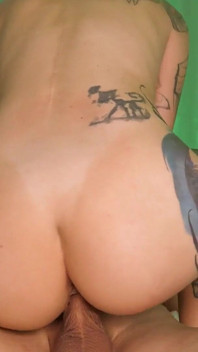 Sexuální párty se dvěma velkými penisy a spermatem na obličeji