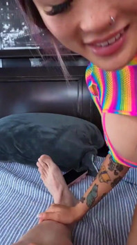 Seksi Asyalı bebek tessa ev sahibi büyük yarağını sikiyor!