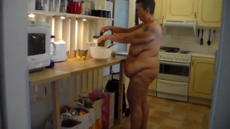 Sex hub couple: Jen is baking nude