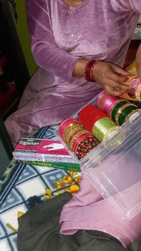 Panjabi Bhabhi nadat ze van jurk heeft veranderd.