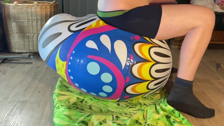 BeachBallsDuo: 100kgs bigbootylucy і 90kgs Dragon, розчавлені 14 різних і великих пляжних яєць разом! Дві камери з уповільненим рухом!