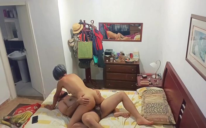 Calvohot70: Üvey kız kardeşim beni emmek için çarşafımın altına giriyor ama bu...