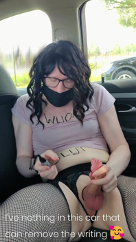 Riskant mit verbundenen augen mit body writing in der Nähe einer belebten Straße und abspritzen