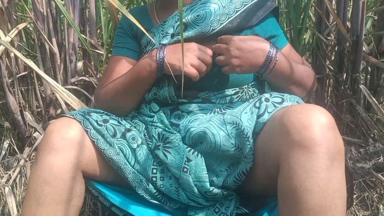 Vaishnavi35: Tamil zia si masturba nella piantagione di canna da zucchero