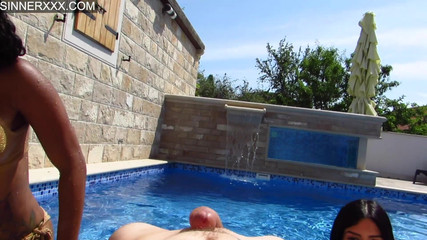 Sinners World: Šílená venkovní jacuzzi trojka se Sexy Ebony a Sexy Latinoameričankou...