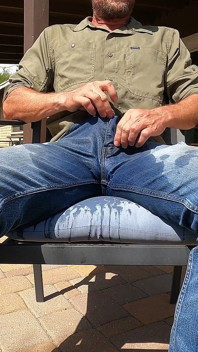 Ich gebe einigen airbnb-nachbarn eine jeans, nasse piss-show