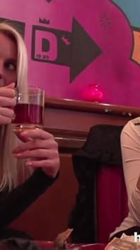 Dos turistas se vuelven lesbianas