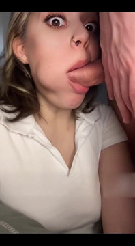 Brünette lutscht schwanz und cowgirl-stil. POV