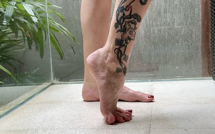 Julia domaina: Long Toes and Bare Big Feet, Toe Wiggling and Toe...