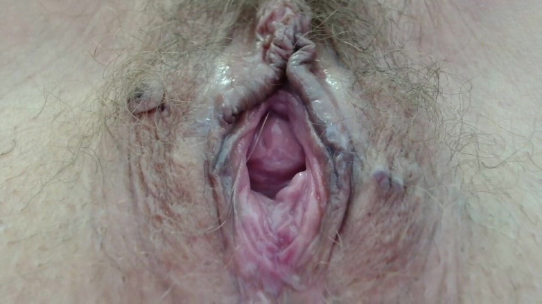 ANGELA_LADY: MILF se rozhodla cvičit a její chlupatá kunda se najednou...