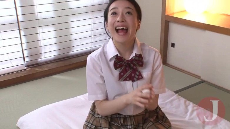 Asian happy ending: Chica asiática en uniforme universitario chupa la polla de un...