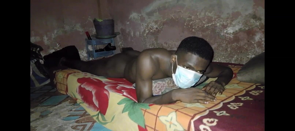 Masturbator emmy: Mengongkek katil saya seperti isteri saya