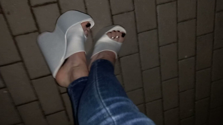 Heelex: Transvestiert mit schönen füßen in sehr sexy Wedge und high...