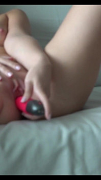 Cewek sange ini lagi asik muasin memeknya pakai vibrator sampai muncrat berkali-berkali