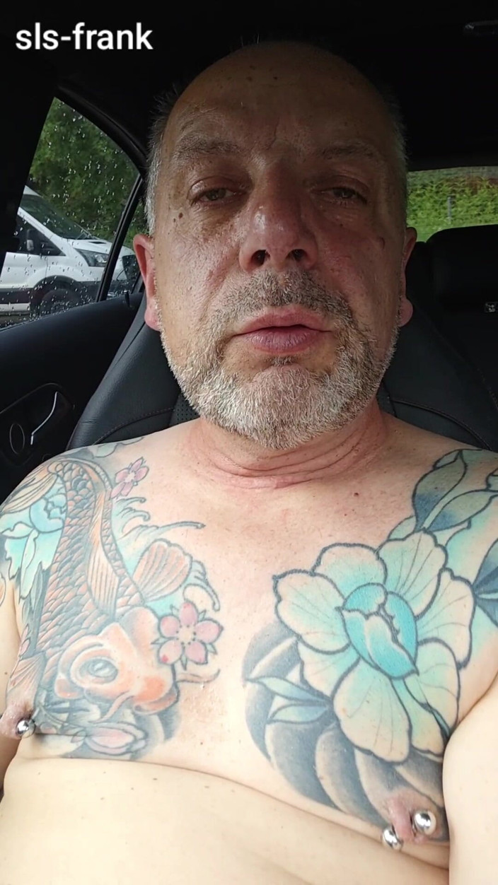 sls-frank: Sls-frank Me Masturbo En El Coche Y Espero a Que...