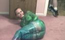 Dangerous Teens: Фетиш-краля любить, коли її загортають у зелений пластик своєю поголеною пиздою