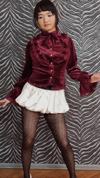Ponnie Letani balla mostrando il suo sedere delizioso e le sexy gambe con i tacchi alti