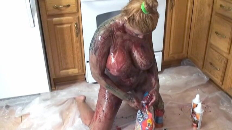 Solo Sensations: キッチンヌードソロボディセッションのためのこの温泉ラティーナと素敵な水差し