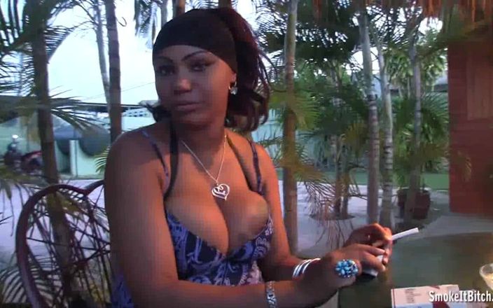 Smoke it bitch: बड़े स्तनों वाली धूम्रपान करने वाली डोमिनिकन महिला