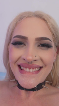 Die kurvige scarlett synn bekommt gehorsam ihre schwanzbehandlung