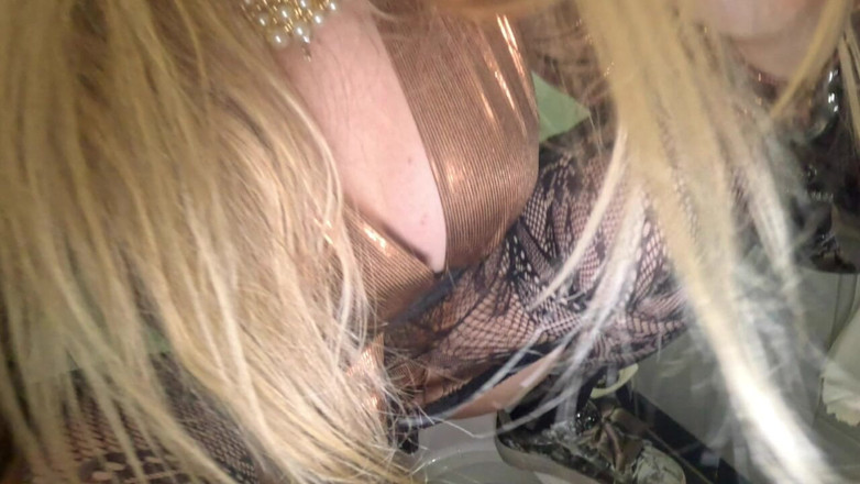 Beverly peach: Meu mijo mais quente no banheiro público!