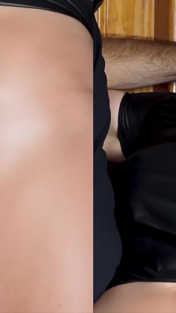 이 묶인 여성 노예가 문 틀에 묶여 있는 동안 여러 차례 오르가즘을 빨기 전에 하드 보지와 젖꼭지 처리