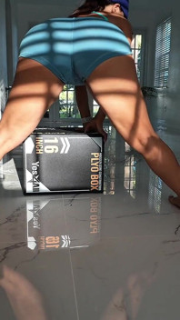 Latinoameričanka s křivkami Brandy Salazar stříká obrovské na monster BBC robertek